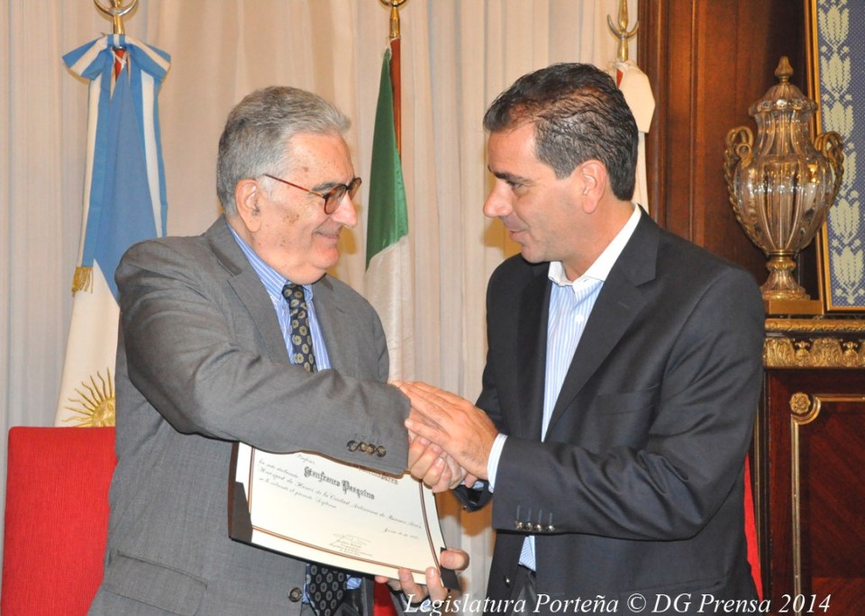 El profesor Gianfranco Pasquino recibió el Diploma de Huésped de Honor de manos del Vicepresidente Primero de la Legislatura de la Ciudad de Buenos Aires